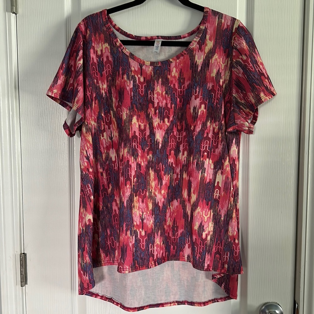 LuLaRoe Classic Tee 2XL, LLR high-low hem, pink purple geometric, short sleeve